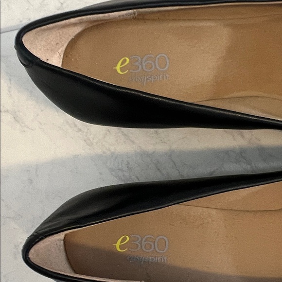 Ecco Women's Elegant Black Flats - Picture 3 of 8